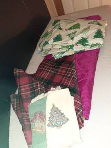 lot 1106 image: Christmas hand towels plus table cloths (2) round and the other rectangle