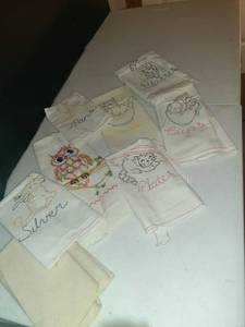 lot 1108 image: Hand embroidered tea towels and plain tea towels