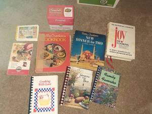 lot 1121 image: Cookbooks plus Campbells recipe card collection (in a tin)