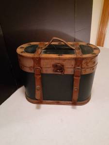 lot 1133 image: Home decor. Storage box. Approximately 10 x 13 x 7