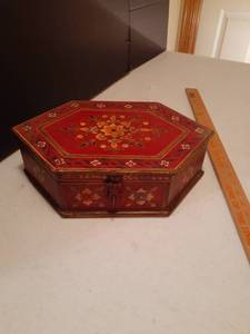 lot 1134 image: Home decor. Storage box. Approximately 4 x 14 x 9