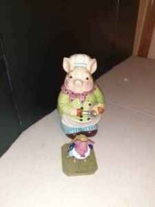 lot 1140 image: Pig decor. Cookie jar and figurine