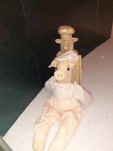 lot 1142 image: Pig decor