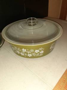 lot 1144 image: Large (12)Spring Blossom casserole dish with lid and covered Pyrex dish with (2) bowls