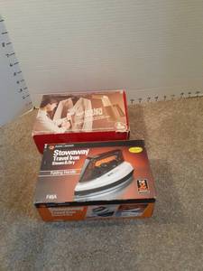 lot 1152 image: Electric hand steamer and a travel iron