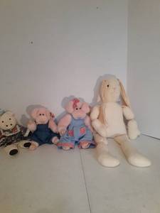 lot 1157 image: Stuffed pigs and a rabbit. (2) pigs are TY babies