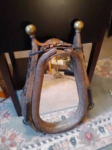 lot 1160 image: Wall decor. Antique horse collar with mirror in middle. Very rustic