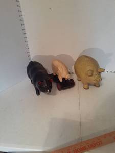 lot 1162 image: Pig decor. (3) pig figurines