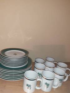 lot 1183 image: Eddie Bauer dinner plate set. Total of 24 pc