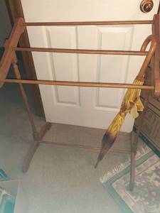 lot 1187 image: 36 x 29 wooden quilt holder with umbrella
