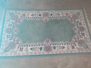 lot 1195 image: 65 x 36 area rug