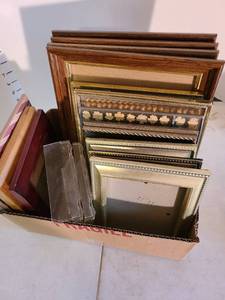 lot 2016 image: Assorted picture frames