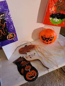 lot 2020 image: Halloween decor and goody bags
