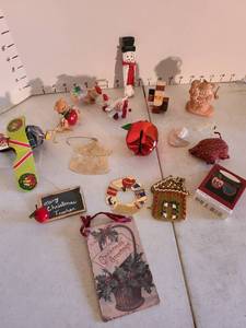 lot 2025 image: Tree ornaments