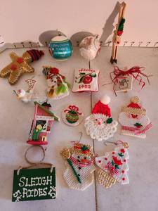 lot 2026 image: Tree ornaments