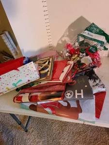 lot 2027 image: Holiday bows and gift bags