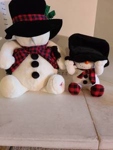 lot 2032 image: Two stuffed snowmen