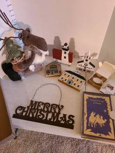 lot 2034 image: Holiday decor and Christmas cards