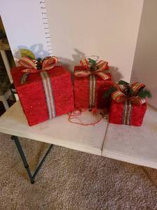 lot 2035 image: Lighted gift box decor