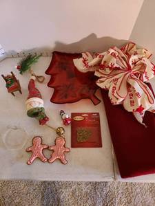 lot 2036 image: Holiday items