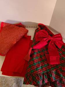 lot 2038 image: Tree skirt, bow, felt, table runner