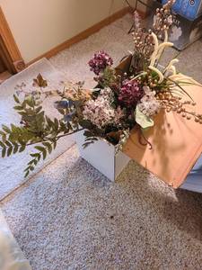 lot 2041 image: Faux floral decor