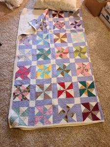 lot 2043 image: Quilt 66 x 74 in excellent condition and a bed pillow