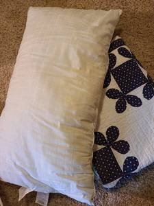 lot 2044 image: Quilt 62 x 78 in excellent condition and a king size bed pillow