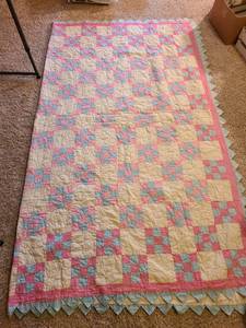 lot 2046 image: Quilt 84 x 82, excellent condition