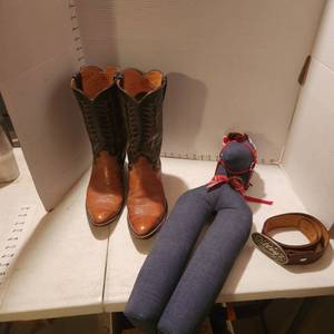 lot 2103 image: Justins cowboy boots size 13B, Gilleys belt buckle, belt and pony boot stand
