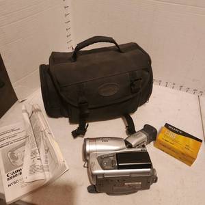 lot 2114 image: Canon ES50 Camcorder, blank tapes and case