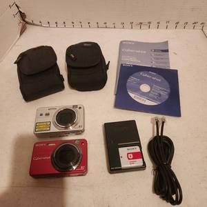 lot 2118 image: 2 Sony Cyber-Shot digital cameras, battery charger, CD and cases