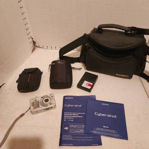 lot 2119 image: Canon Cyber-Shot digital camera, battery charger, CD and 3 cases
