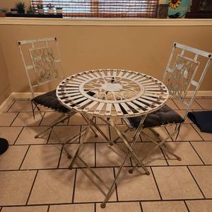 lot 2200 image: Metal folding bistro table with 2 chairs 28 x 28