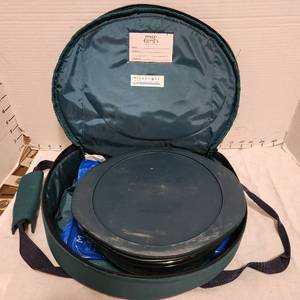 lot 2233 image: Pyrex portables (with cold thermal pocket) casserole dish