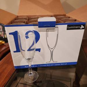 lot 2240 image: Luminarc glass flutes new in box