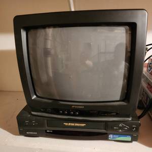lot 2267 image: Sansui 13 tv and Samsung VHS player