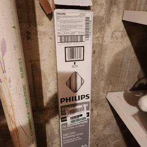 lot 2275 image: Philips T8 48 cool white lamps qty 4 bulbs