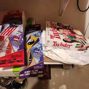 lot 2283 image: 2 kites and Twister game