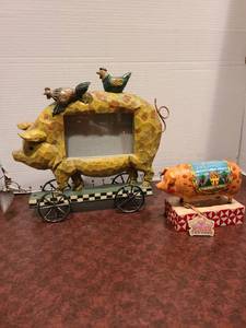 lot 2287 image: Pig frame for 3.5 x 5 photo and Jim Shore Heartwood Creek pig