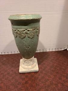 lot 2290 image: Clay vaseurn 11