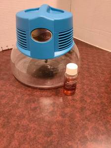 lot 2292 image: Rainbow Rainmate air circulatorpurifier with bottle of Rexair spice oil