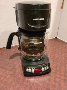 lot 2299 image: Black and Decker 12 cup programmable coffee maker