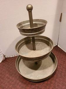 lot 2300 image: Three tier tray 19 x 13