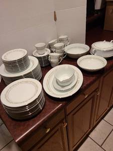 lot 2306 image: Noritake china 6908 Trilby, chipped knob on lid of serving bowl. Service for 12 plus serving dishes.