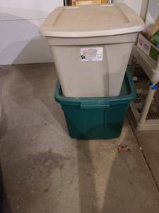 lot 3000 image: Rubbermaid Roughneck 25 gal. tote and grey Sterilite 18 gal. tote