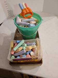 lot 3005 image: Sidewalk chalk and plastic bucket