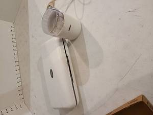lot 3008 image: Oster electric knife and Salton coffee grinder