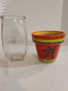 lot 3011 image: Glazed flower pot 6 tall and a glass vase 9 tall
