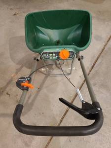 lot 3024 image: Scotts Edgeguard DLX spreader